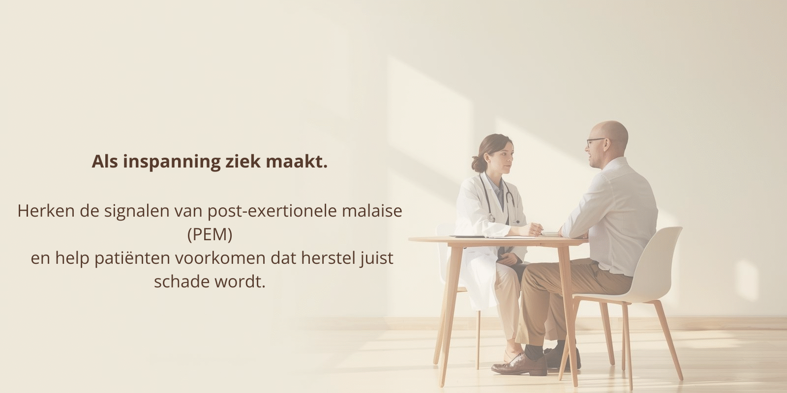 Huisarts en patiënt, uitleg over PEM en ME/CVS in de praktijk Huisarts luistert naar patiënt met aanhoudende vermoeidheid – uitleg over PEM en ME/CVS in de huisartsenpraktijk.